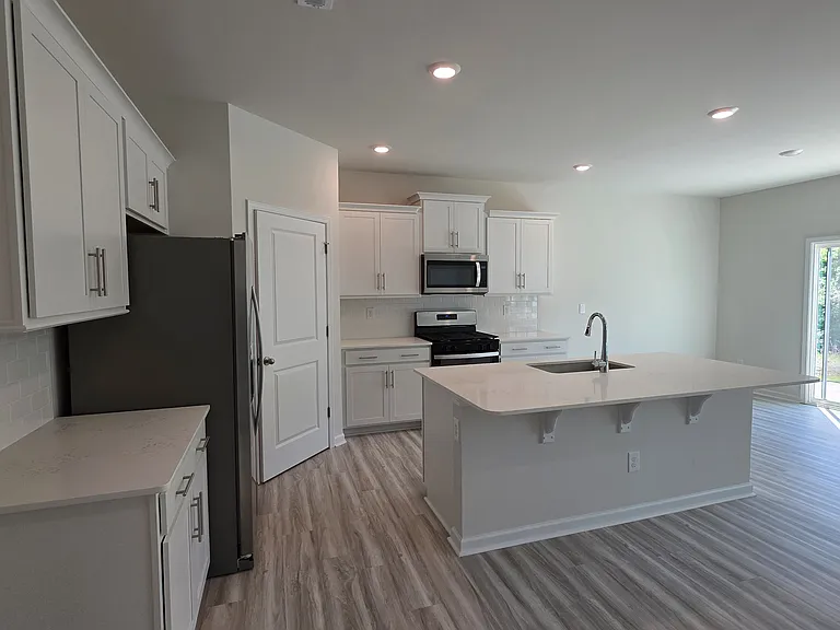 1600 Secrest Commons Dr — Photo 4