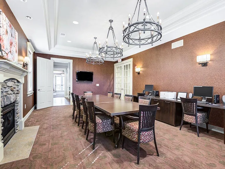 Saratoga Crossing Apartments & Townhomes — Photo 41