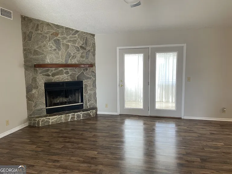 403 Fairfield Ct — Photo 8