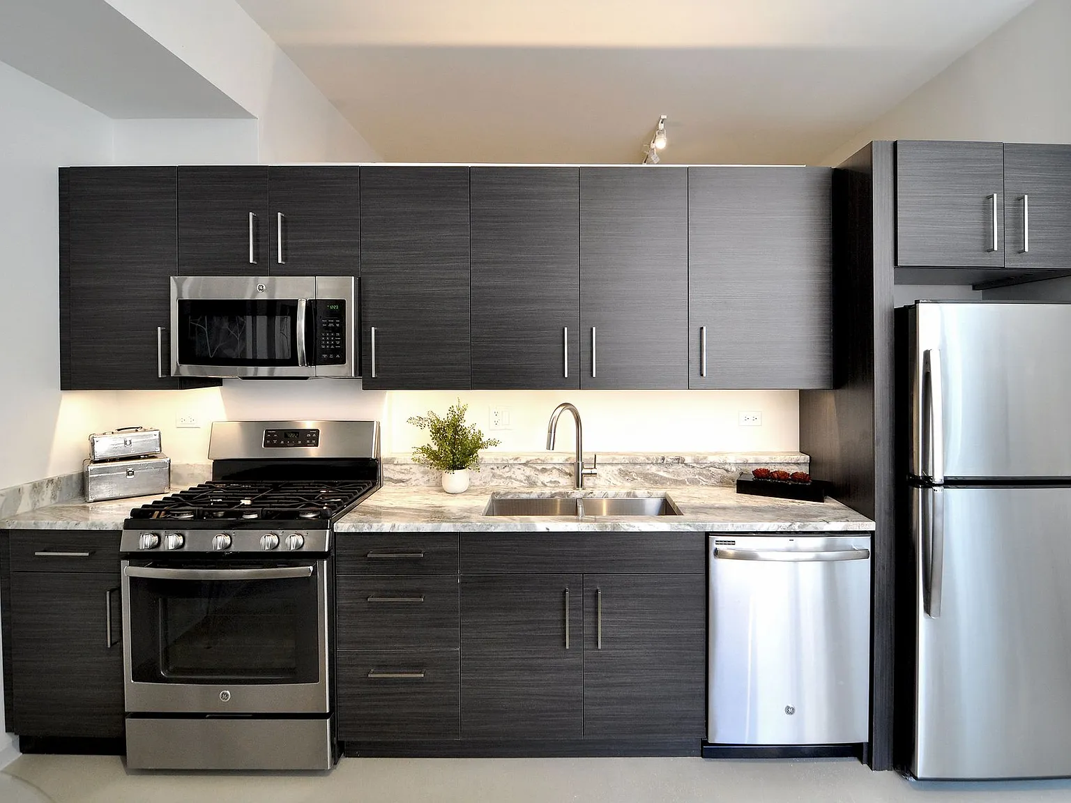Wicker Park Lofts- 1515 W. Haddon Ave — Photo 3