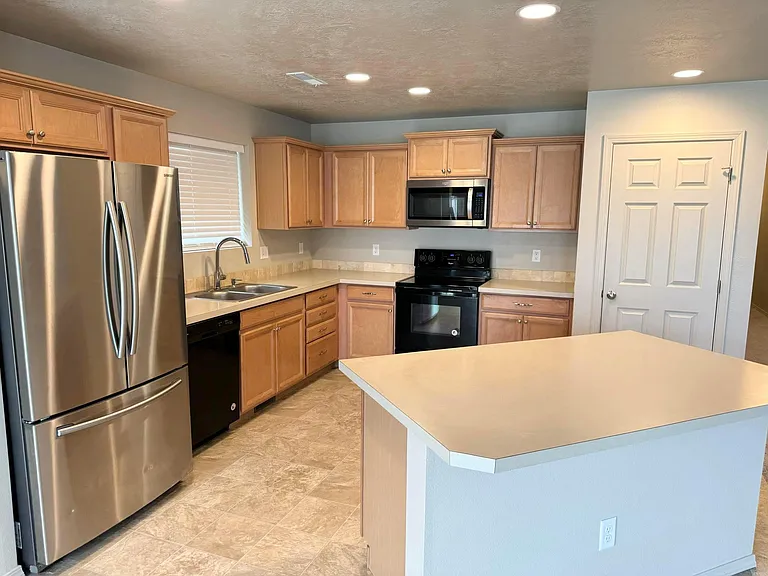 4708 N Alester Ave — Photo 4