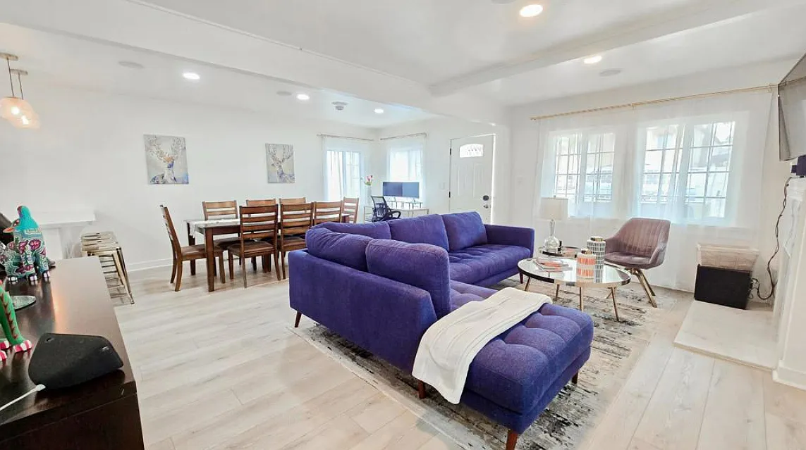 2 bed, 950 sqft, $3,645 — Photo 1