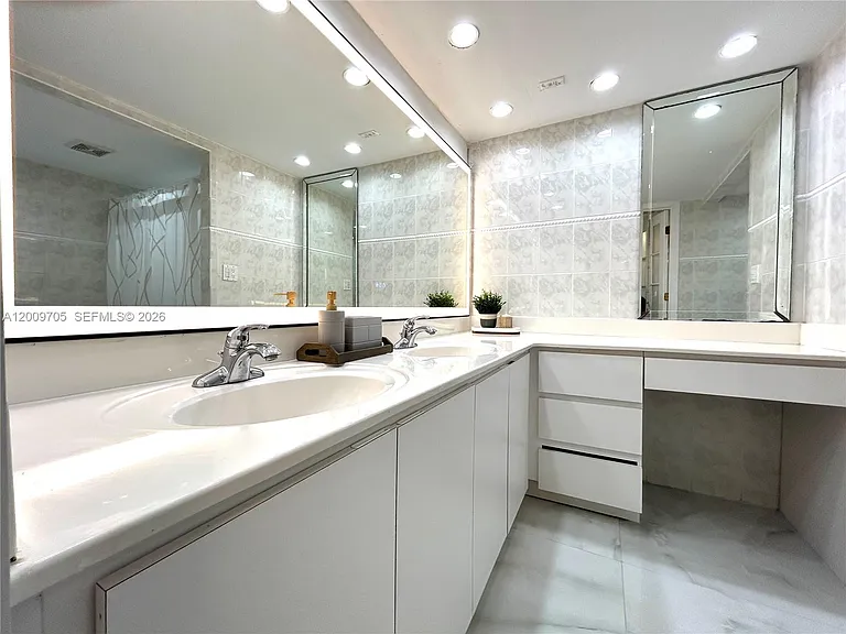 6039 Collins Ave #1507 — Photo 13