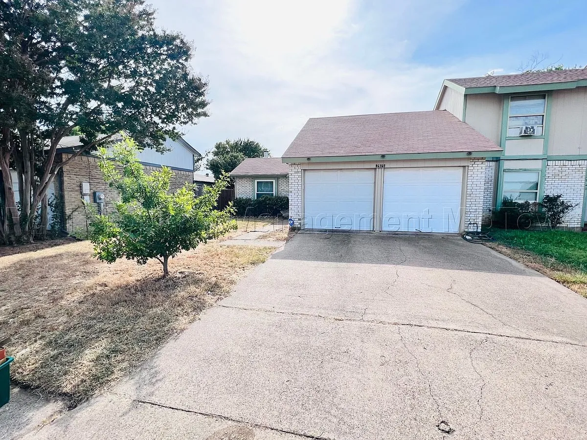 Building Photo - 2925 Fairway Dr