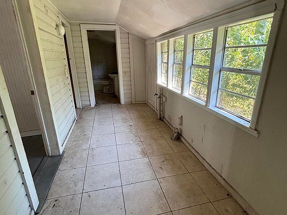 5th image of 910 Amherst St