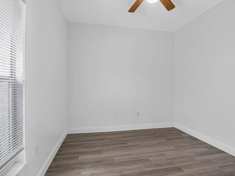 121 Aurelia Ct — Photo 33