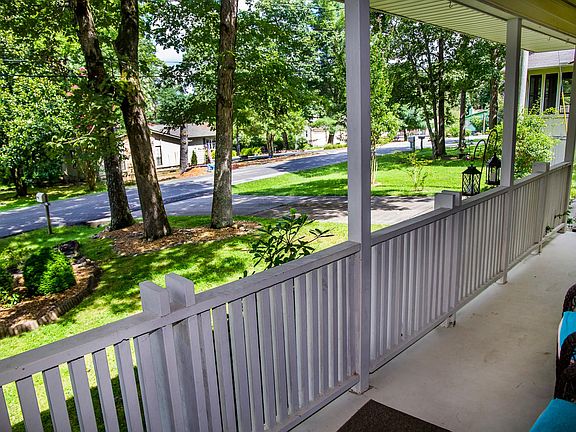 3rd image of 144 Lakeshire Dr