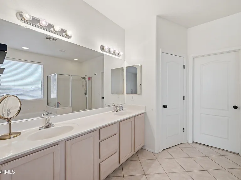 374 N Scott Dr — Photo 16