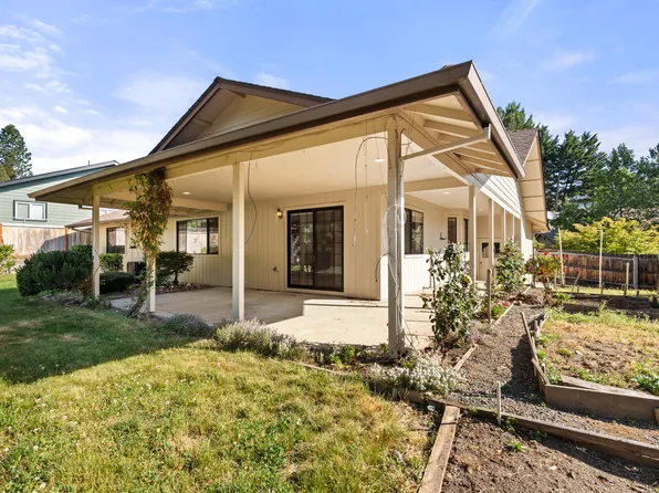 1007 NW Regent Dr, Grants Pass, OR 97526