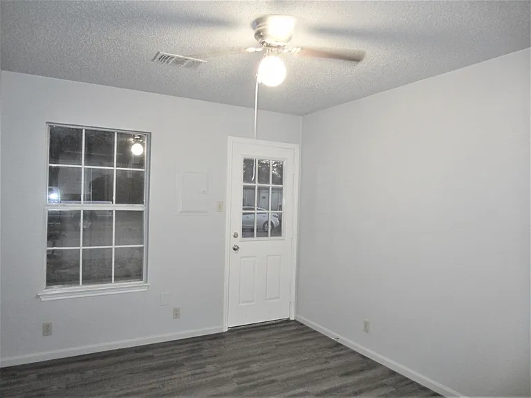 501 Mounts Ave — Photo 11