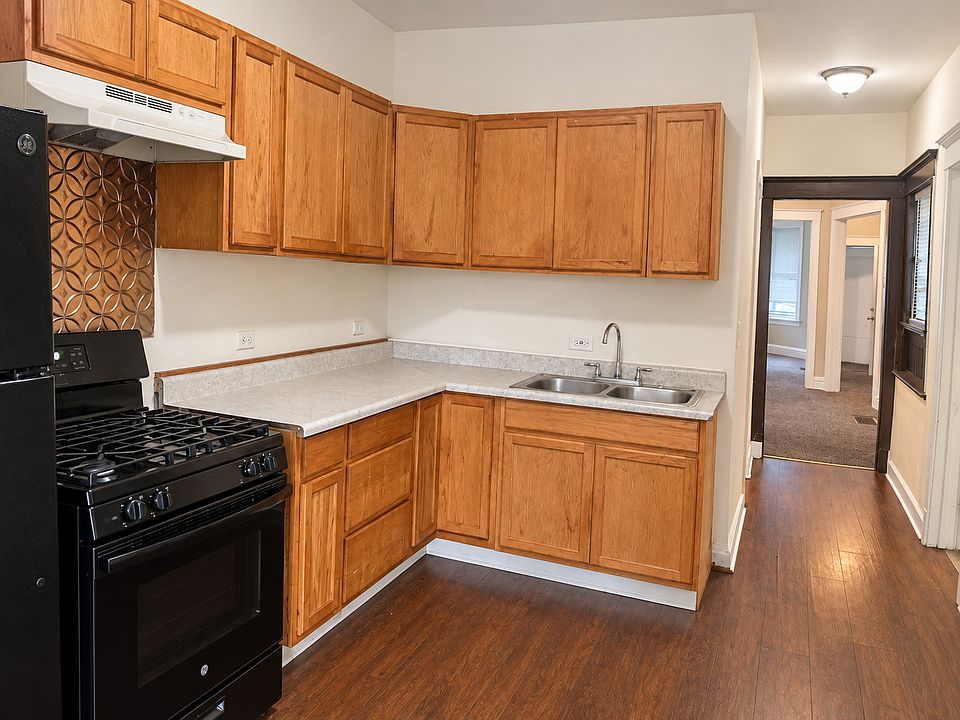 2nd image of 531 W 61st Pl