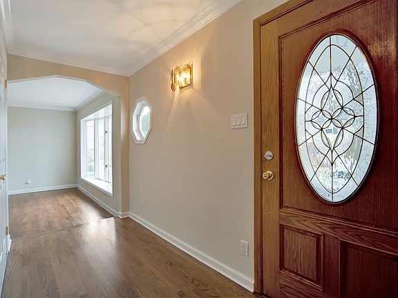5th image of 36 Malverne Ave