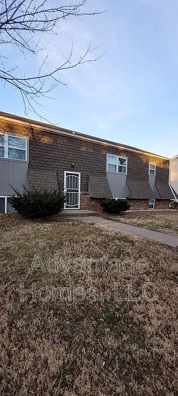 2 bed, 1.0 bath, $875 — Photo 1