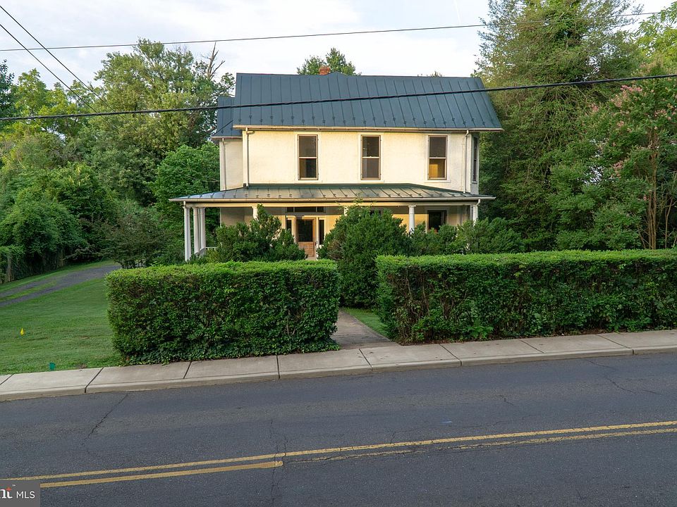 1st image of 226 E Lee St
