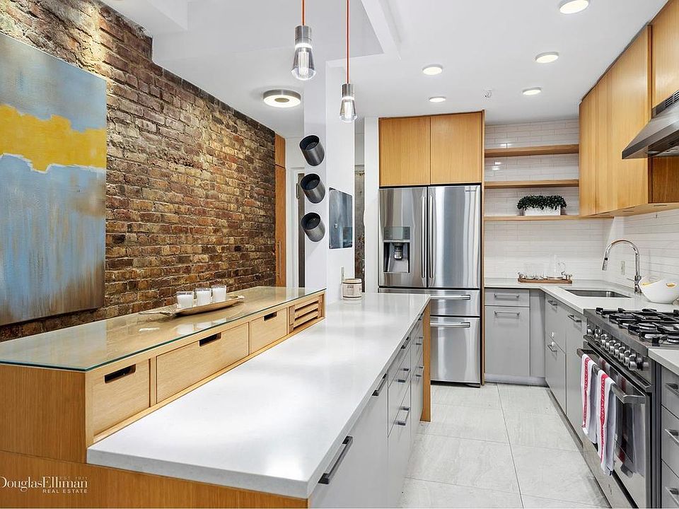 1st image of 250 W 16th St APT La