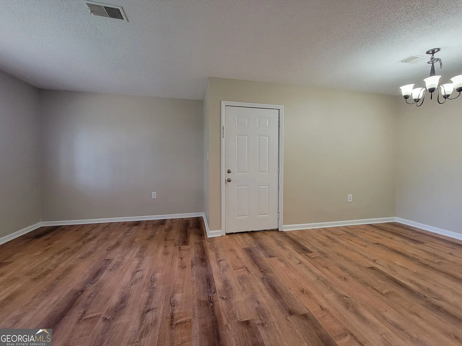 2 bed, 1.0 bath, 800 sqft, $1,295 — Photo 2