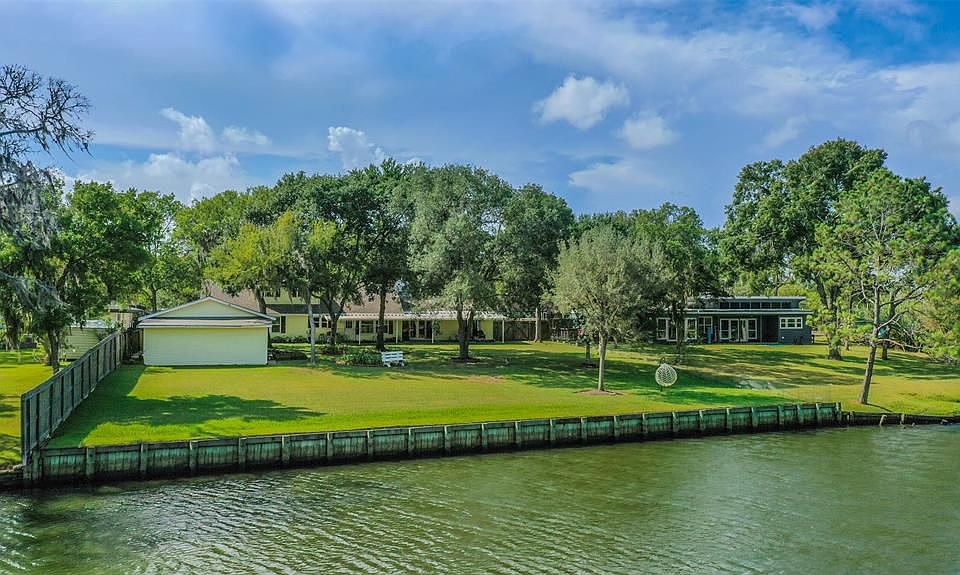 1st image of 205 W Bayou Dr