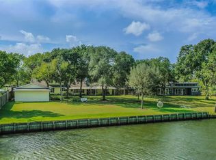 205 W Bayou Dr, Dickinson, TX 77539
