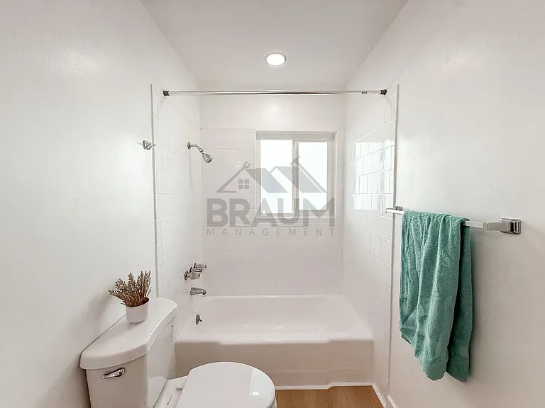 13129 OXNARD ST. — Photo 14