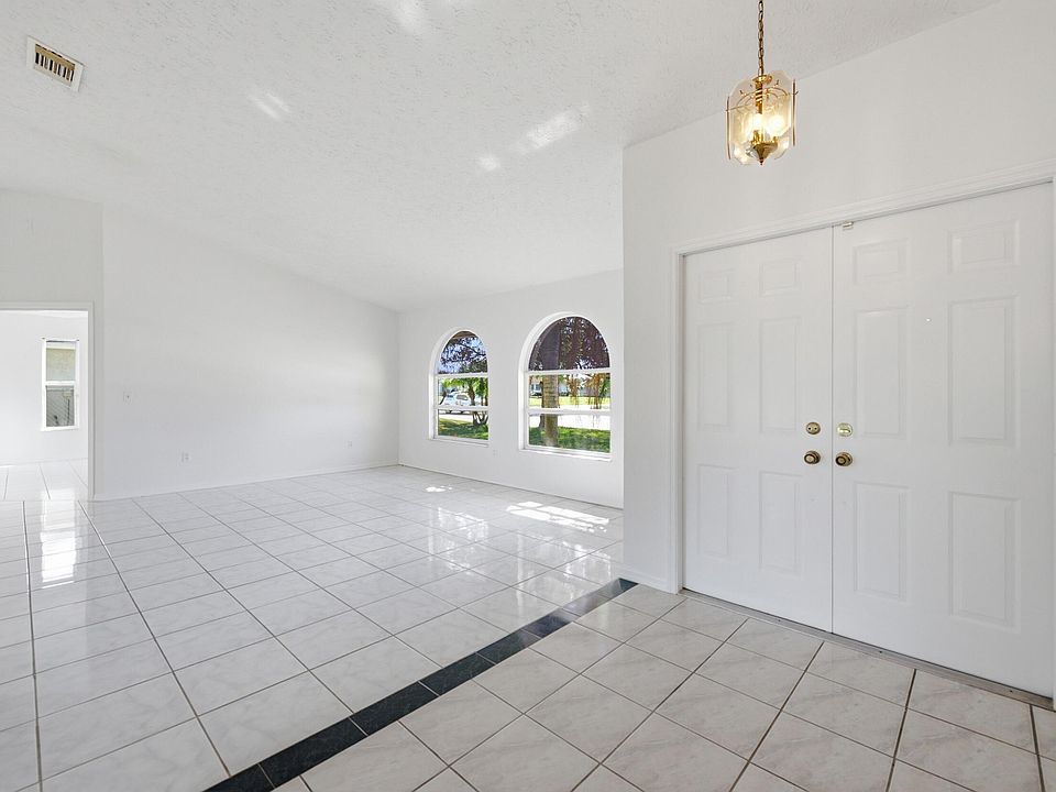 1st image of 1371 SE Airoso Boulevard