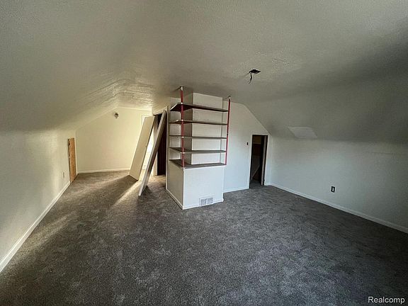 5th image of 18517 Heyden St