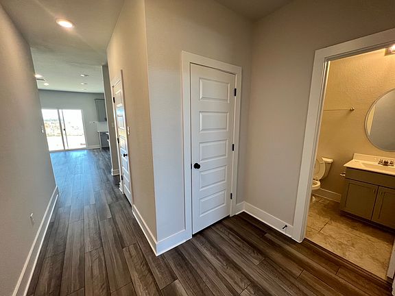 1005 Gray Fox Loop Interior Image 3