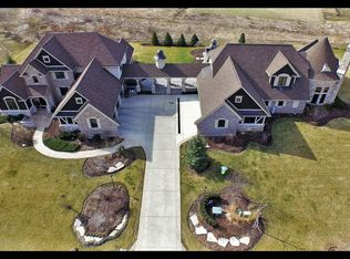 6715 Savanna Ln, Crystal Lake, IL 60014