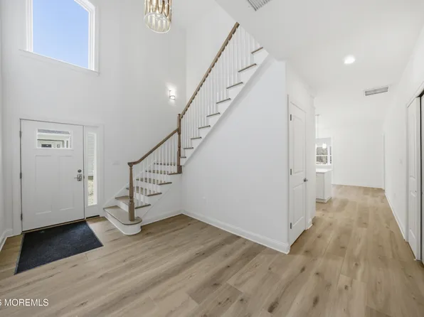 16 Remington Court, Farmingdale, NJ 07727