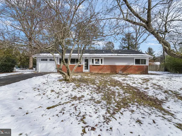 20 Stockton Rd, Kendall Park, NJ 08824