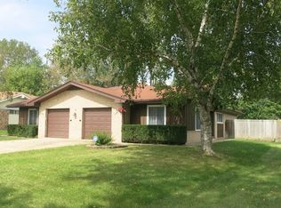 102 Beverly Ct, Streamwood, IL 60107