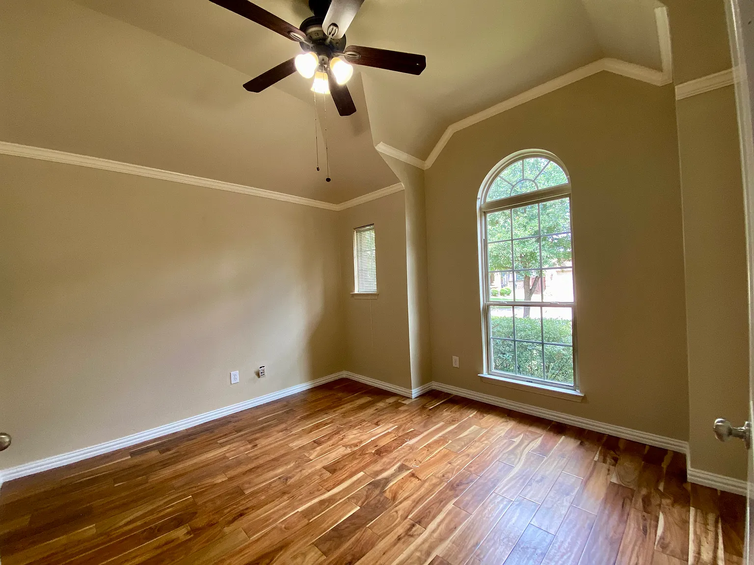 3 bed, 1987 sqft, $2,350 — Photo 2
