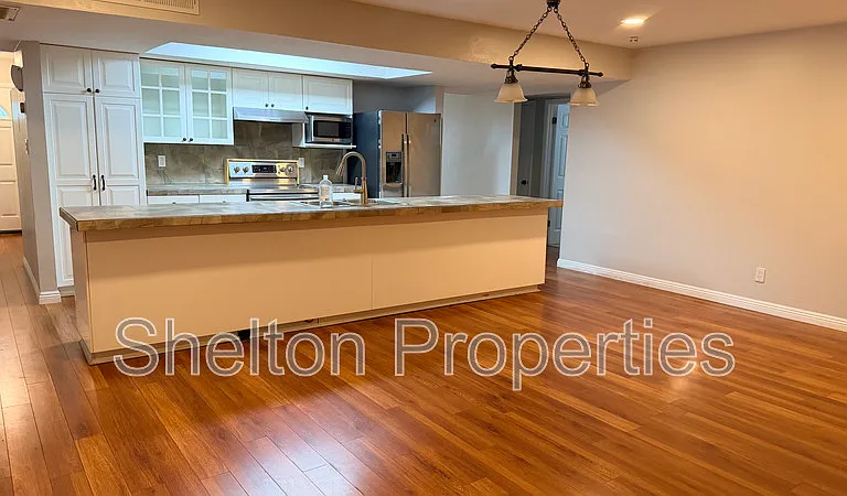 523 E Malibu Dr — Photo 2