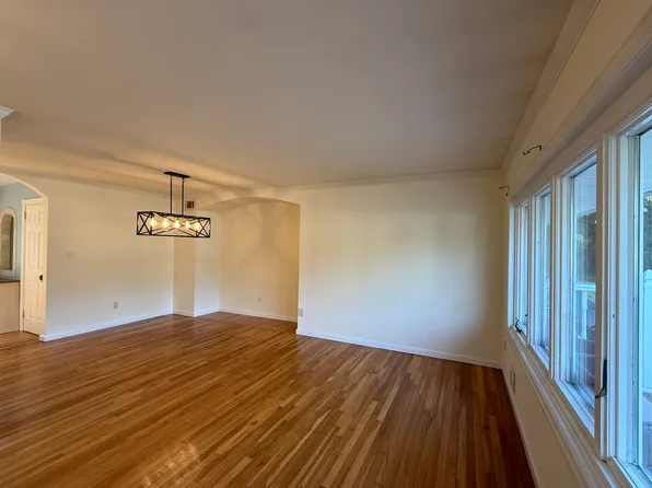 (undisclosed Address), Commack, NY 11725