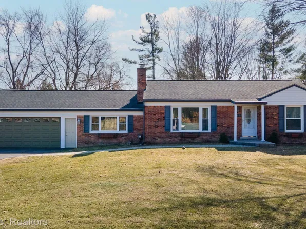 391 Elmhill Rd, Rochester Hills, MI 48306