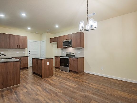 4th image of 601 Blackland Dr