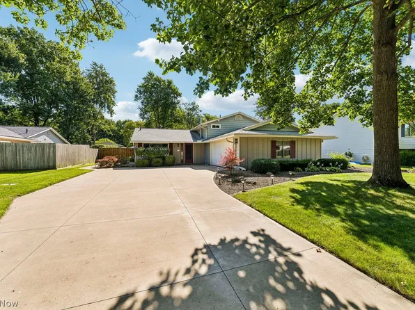 6095 Denise Dr, N Ridgeville, OH 44039