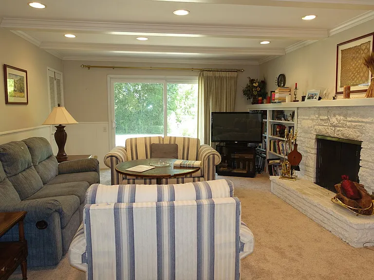 1241 Eureka Ave — Photo 2