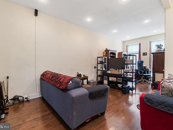 4th image of 724 Newington Ave