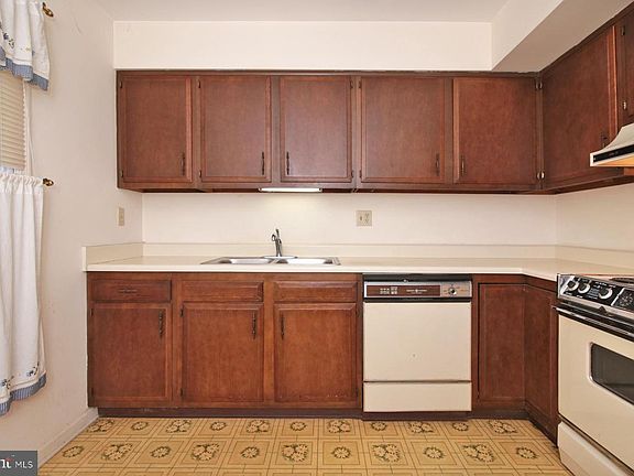 5th image of 1828 Carlton Dr