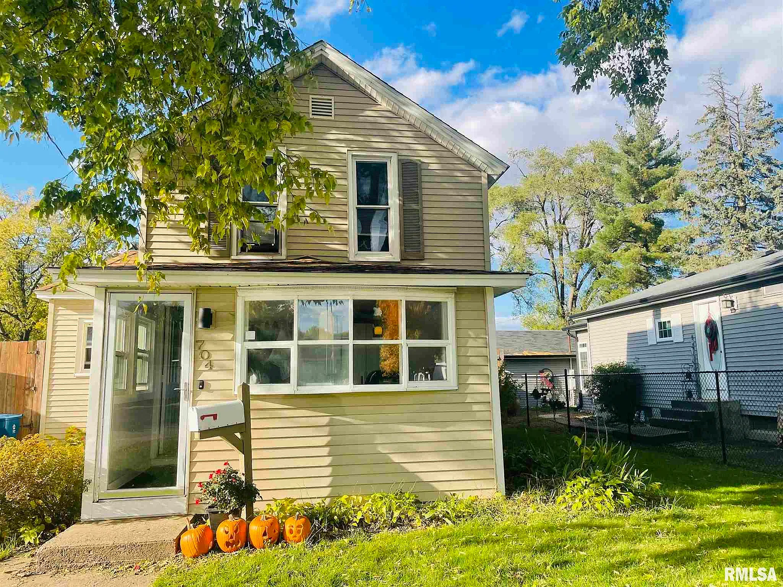 704 6th St photo 1