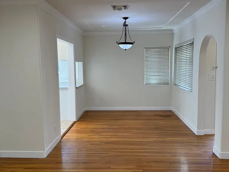 2523 S Bentley Ave — Photo 11