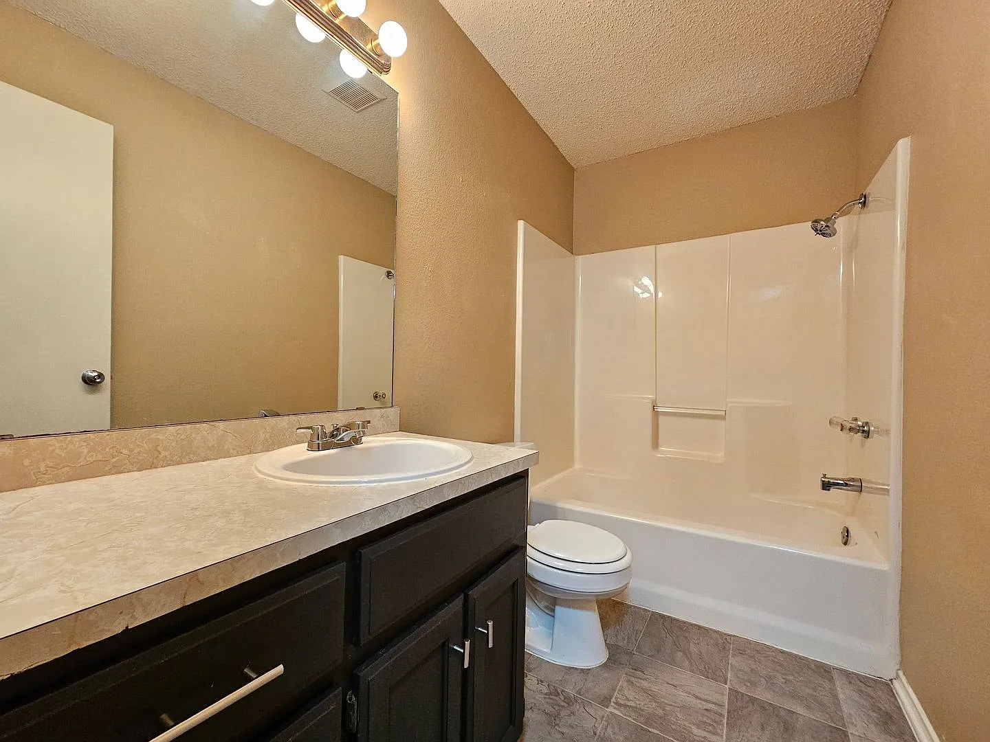 Huge Rent Reduction & Available Now! — Photo 4