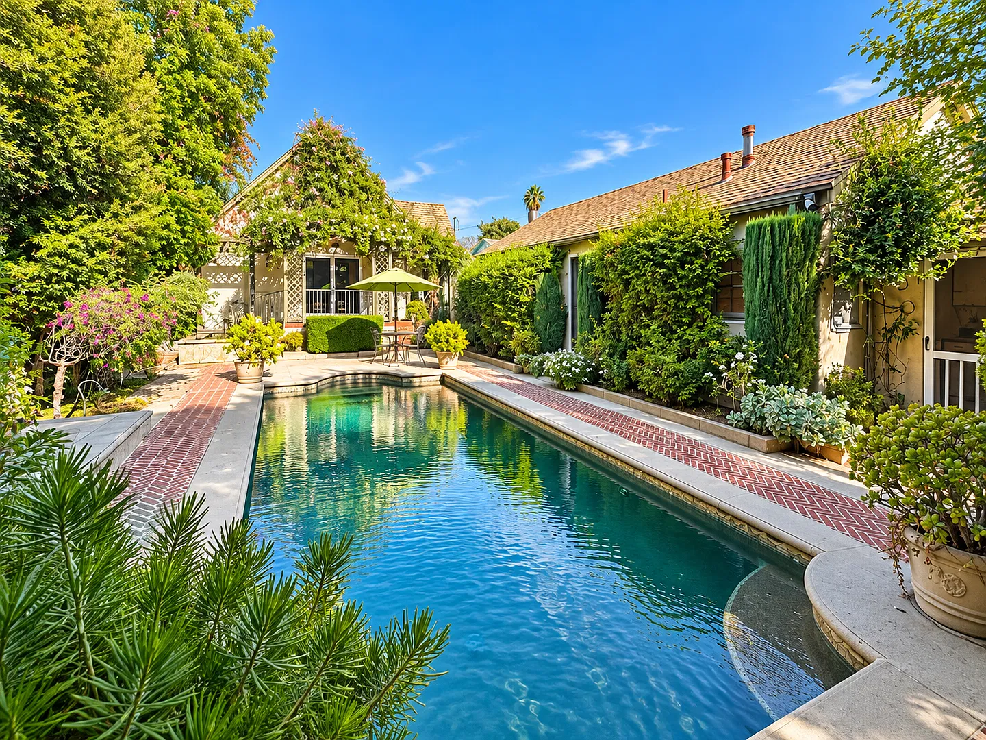 English-Tudor 3brm, 2 1/2 bath front residence AND, detached 1brm unit with, pool & spa — Photo 4