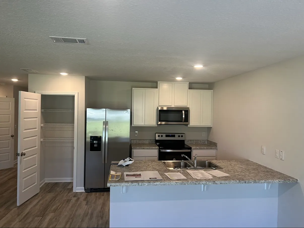 4 bed, 1300 sqft, $2,200 — Photo 3