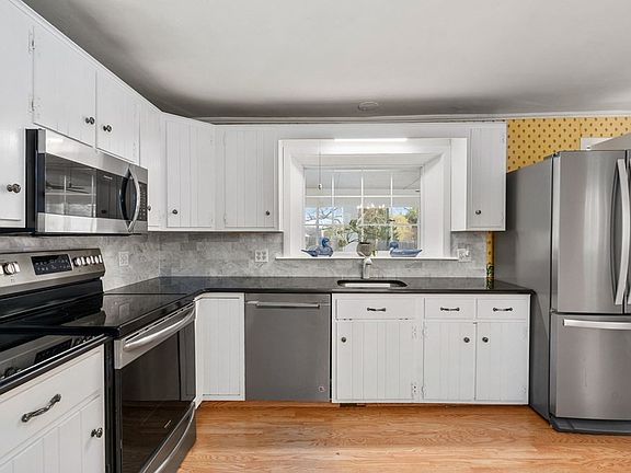 3rd image of 14 Meadow St