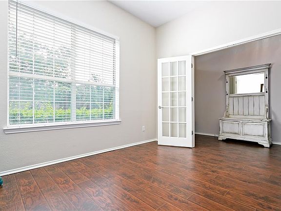 4th image of 427 Bell Dr