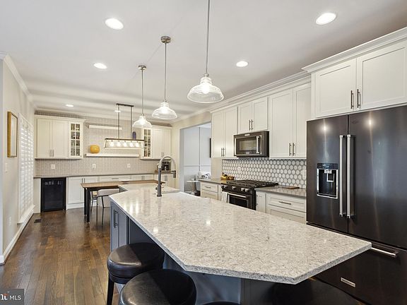3rd image of 305 Higham Ct NE