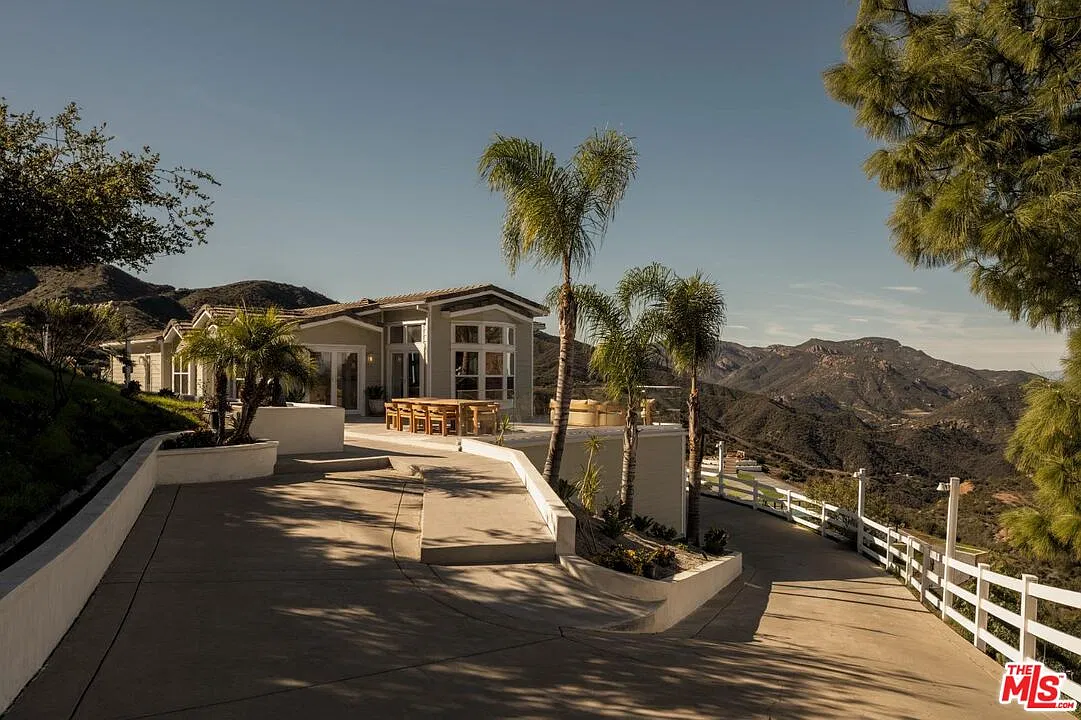 5 bed, 4.0 bath, 5066 sqft, $25,000 — Photo 2