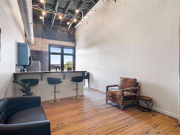 4th image of 320 W Walnut St #303