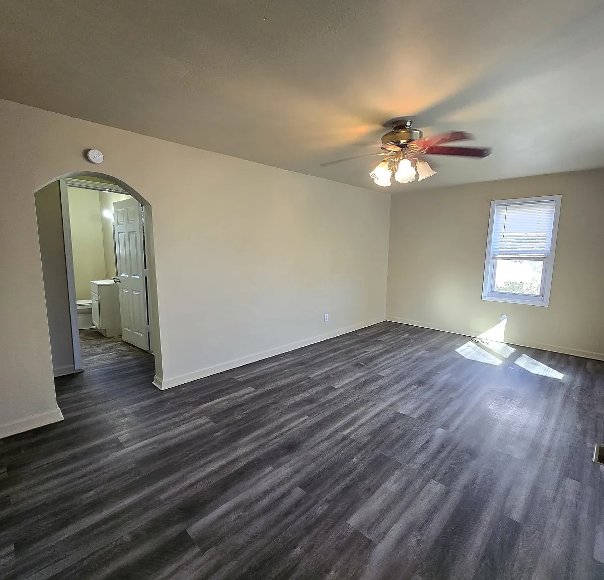 3 bed, 1.0 bath, 1100 sqft, $1,595 — Photo 2